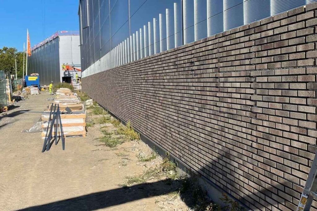 Montering av tegl på hallbygg