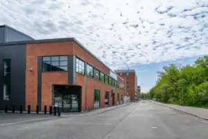 Stålhall med teglfasade som passer til området
